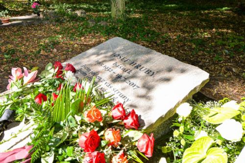 Foto: Ostatky básníka Hrubého byly uloženy do čestného hrobu