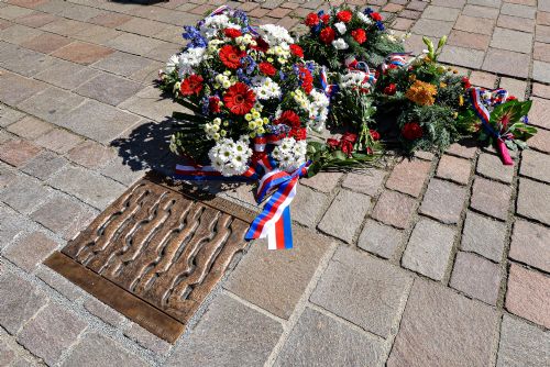 Foto: Pamětní deska připomíná události 21. srpna 1968 v Plzni