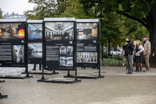 Foto: Panelová výstava představuje novou podobu komplexu městských lázní