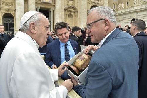 Foto: Papež František převzal velikonoční dar od Pilsner Urquell
