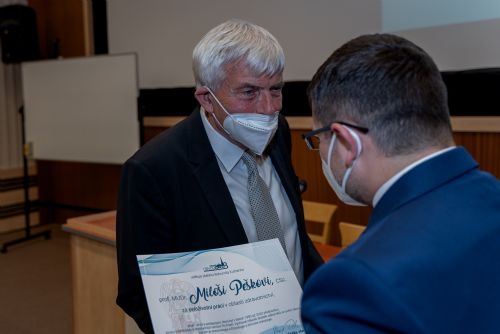 Foto: Plaketu Bohumila Kulhánka obdržel lékař Miloš Pešek