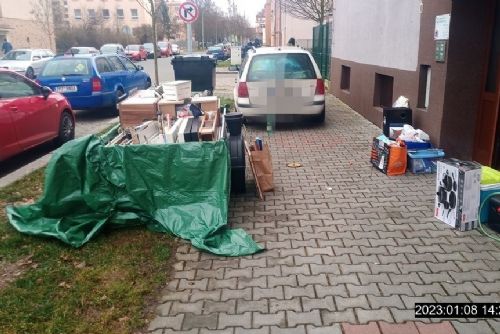 Foto: Plzeň bojuje proti černým skládkám. Strážníci dopadli další pachatele
