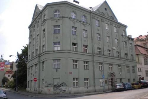 Foto: Plzeň chce přispět na výměnu oken v nárožním domě v Dominikánské ulici