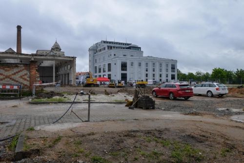 Foto: Plzeň staví parkovací dům na Světovaru, pojme přes 400 aut 
