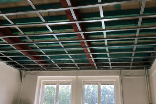Foto: Plzeň zajistila rekonstrukci stropu ve škole v Liticích