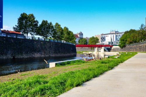 Foto: Plzeňská náplavka u Radbuzy vyhlíží první ostrou sezonu