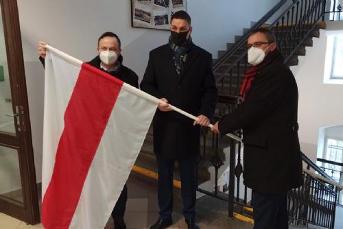 Foto: Plzeňský centrální obvod vyvěsil na znamení solidarity běloruskou vlajku