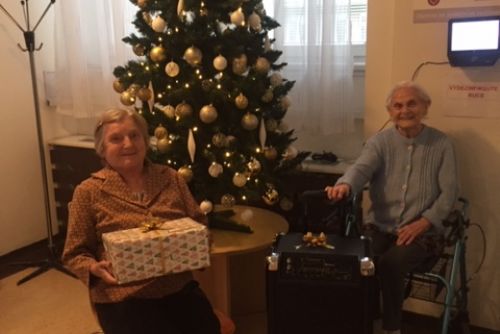 Foto: Plzeňští radní zaslali vánoční dary a pozdravy do sociálních zařízení