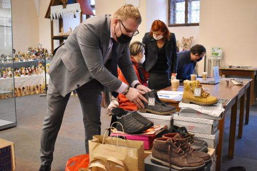 Foto: Plzeňští zastupitelé přispěli do prvního ročníku sbírky zimní obuvi pro bezdomovce
