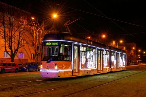 Foto: Plzní projíždí vánoční tramvaj