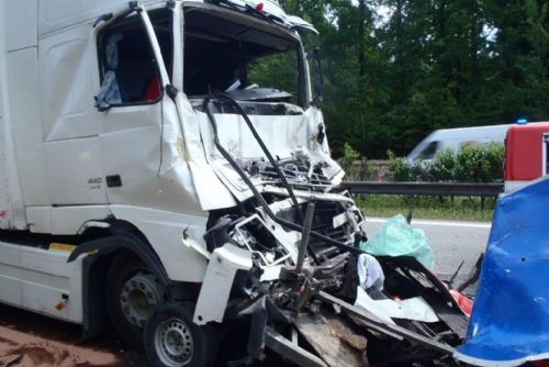 Foto: Po nehodě na D5 u Svojkovic skončil šofér kamionu i zaměstnanec údržby v nemocnici. Fotogalerie