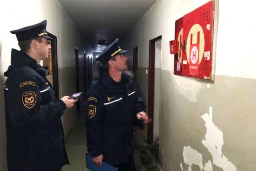 Foto: Policisté a hasiči kontrolovali plzeňské ubytovny