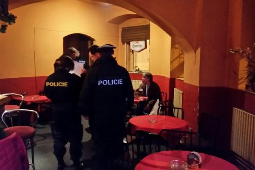 Foto: Policisté v Plzni kontrolovali bary a herny 