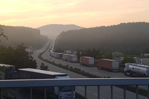 Foto: Pondělní státní svátek v Německu žene kamiony na odstavné plochy u hranic