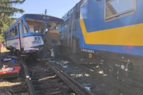 Foto: Při srážce vlaků ve Kdyni se zranilo 19 lidí