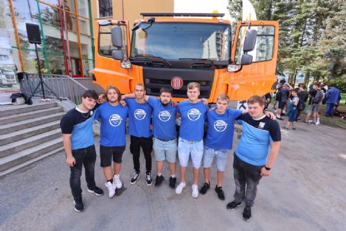 Foto: Projekt Tatra do škol úspěšně pokračoval předáním dalších dvou automobilů 