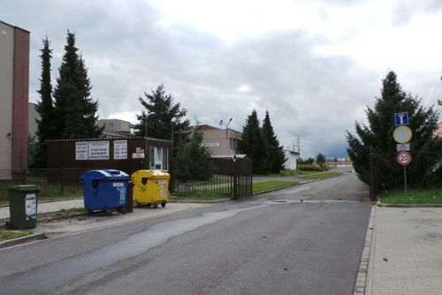 Foto: Prostor před 33. základní školou v Plzni čekají úpravy  