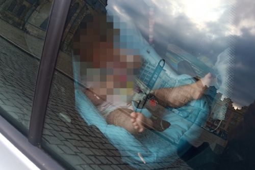 Foto: Půlroční dítě zůstalo v Plzni zamčené v autě i s klíči 