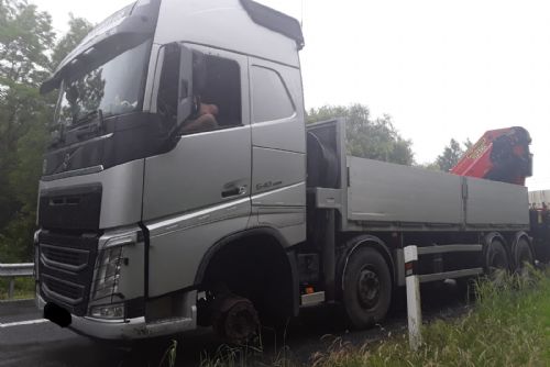 Foto: Řidič nákladního vozidla jel po dálnici bez předního kola