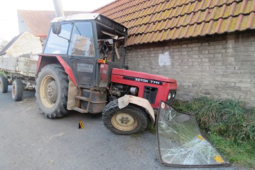 Foto: Řidič traktoru skončil v Lipnici v domě