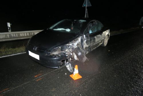 Foto: Řidič u Domažlic utekl po střetu s jiným vozidlem