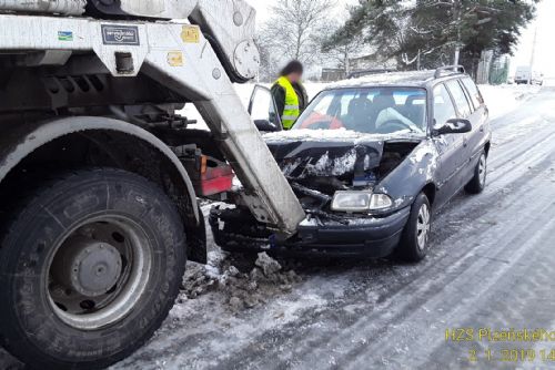 Foto: Řidička mezi Malesicemi a Chotíkovem nabourala do náklaďáku