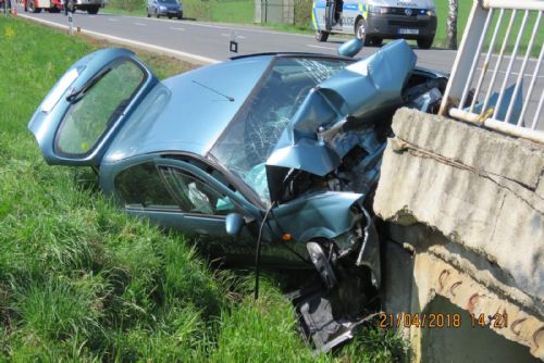 Foto: Řidička narazila ve Spáňově do betonového propustku