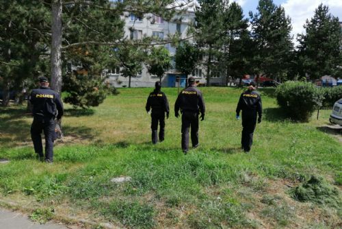 Foto: Se sekerou přepadli hernu v Holýšově, policisté je chytili