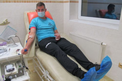 Foto: Sedm statečných: Fotbalisté TJ Hrádek darovali přes tři litry krve