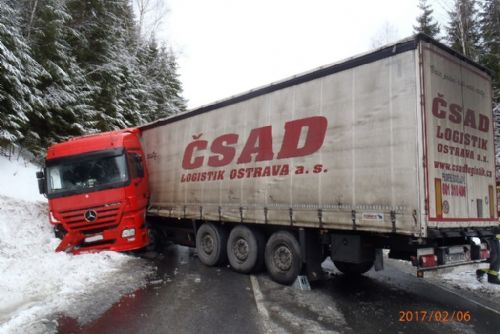 Foto: Silnici u šumavské Javorné zablokovala nehoda kamionu