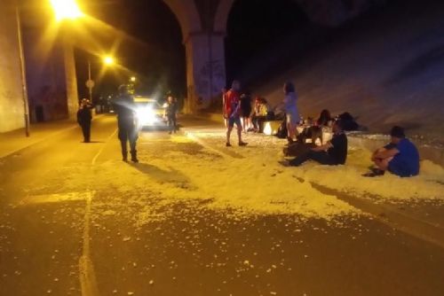 Foto: Sníh do ulic navrací bezdomovci s matrací