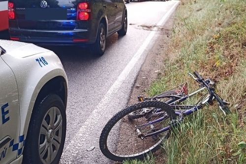 Foto: Sražený cyklista se neudržel a probodnul kolo na autě