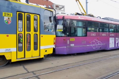 Foto: Srážka tramvají na Karlovarské si vyžádala 35 zraněných a omezení dopravy