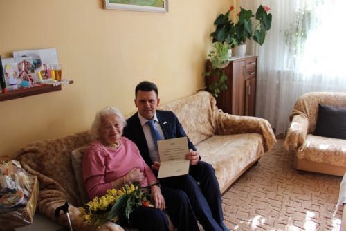 Foto: Starosta plzeňského centrálního obvodu Plzně popřál nejstarší obyvatelce. Je jí 102 let  