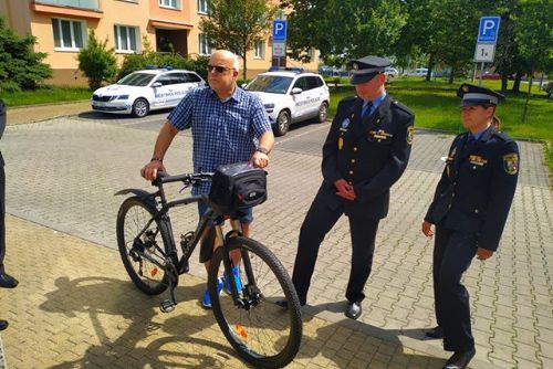 Foto: Strážníci na Borech dostali nové jízdní kolo