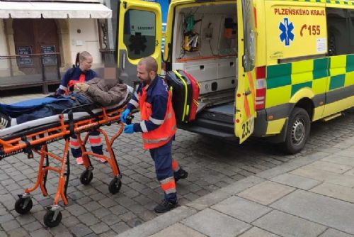 Foto: Strážníci pomohli v Plzni muži s epileptickým záchvatem