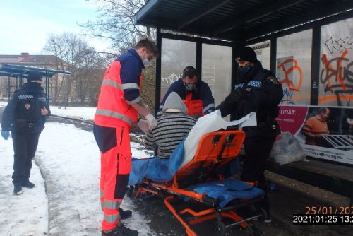 Foto: Strážníci na Borech pomohli prochladlé ženě bez domova