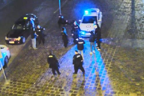 Foto: Strkanice na náměstí v Plzni skončila pěstmi a agresor v poutech 