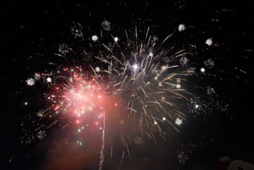 Foto: Tradiční novoroční ohňostroj rozzářil nebe nad Plzní