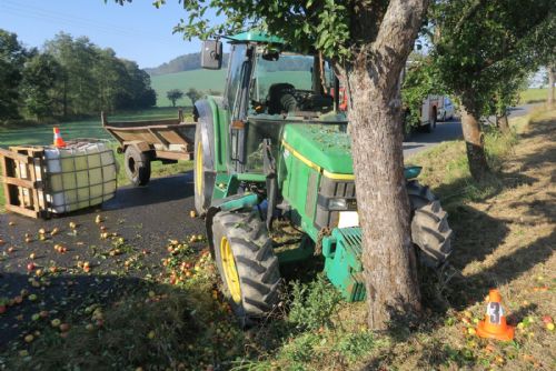 Foto: Traktor to v Únějovicích opřel o strom