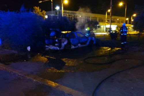 Foto: U autobusového nádraží vybuchlo auto