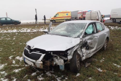 Foto: U Horní Lukavice se srazila dodávka s autem, tři zranění