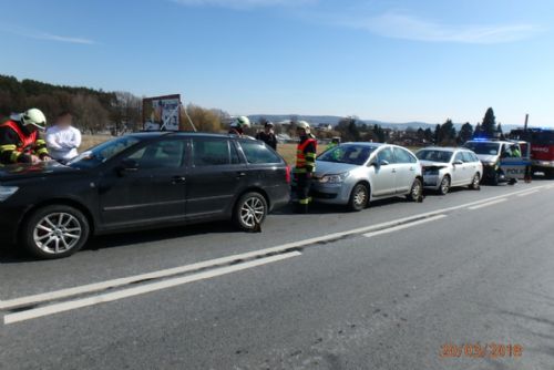 Foto: U Horní Lukavice se srazila tři auta, jedno řídila těhotná žena