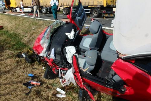 Foto: U Horní Lukavice se střetla řidička s kamionem, zemřela