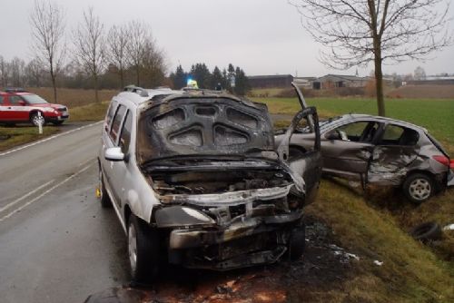Foto: U Janovic bourala tři auta, jedno začalo hořet