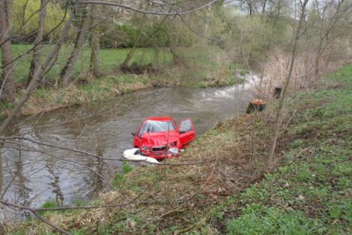 Foto: U Kamenného Újezda skončilo auto v potoce