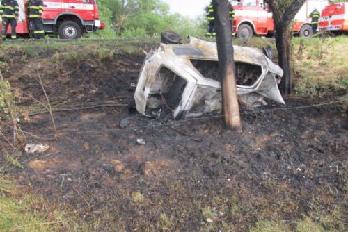 Foto: U Klenčí pod Čerchovem hořelo auto po dopravní nehodě