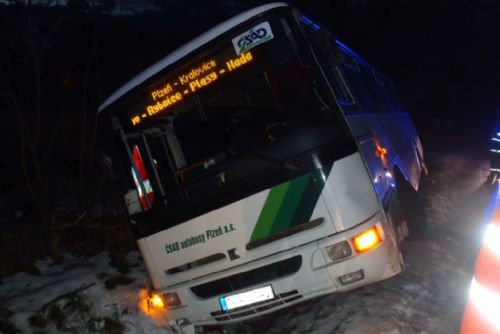 Foto: U Třemošné skončil autobus v příkopu
