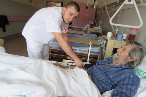 Foto: Ukrajinský lékař si v sušické nemocnici zdokonaluje češtinu při sledování Policie Modrava