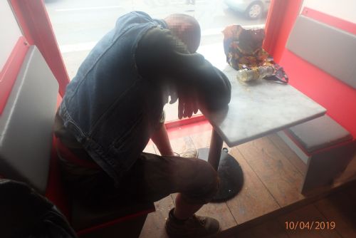 Foto: Usnul v řeznictví v Plzni s hlavou na stole